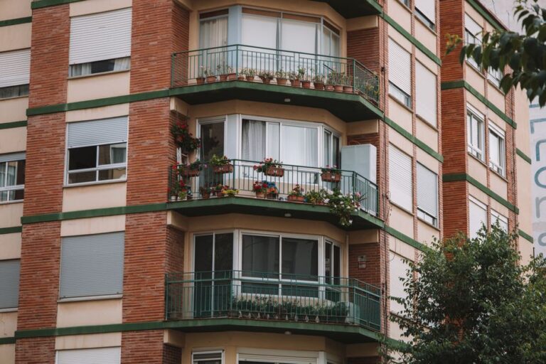 Truhlíky na balkon v paneláku: uchycení a závlaha